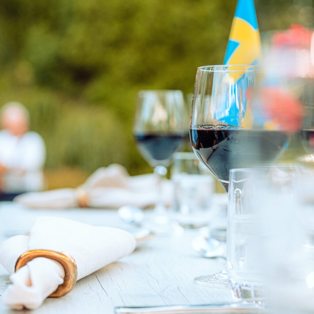 Vinglas med rött och vitt vin på dukat bord för möhippa vid Starby Spa & Hotell